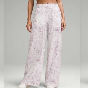 Lululemon Swift Mid-Rise Wide-Leg Pant
Gossamer Floral Vita Pink size 2 NWT